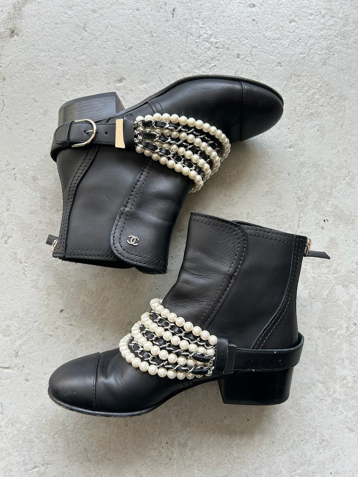 Chanel FW18 Leather Pearl Black Ankle Boots (35)
