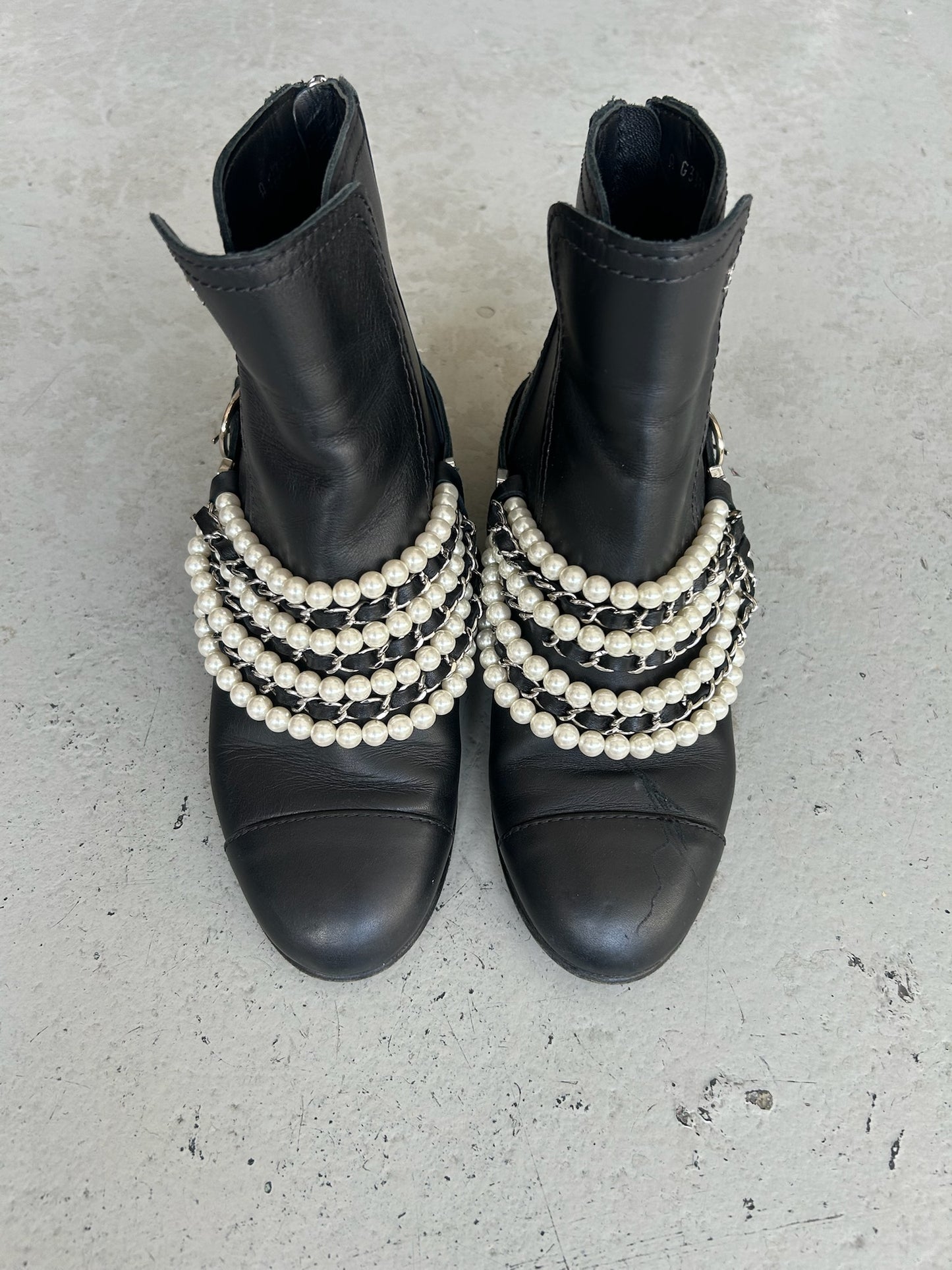 Chanel FW18 Leather Pearl Black Ankle Boots (35)