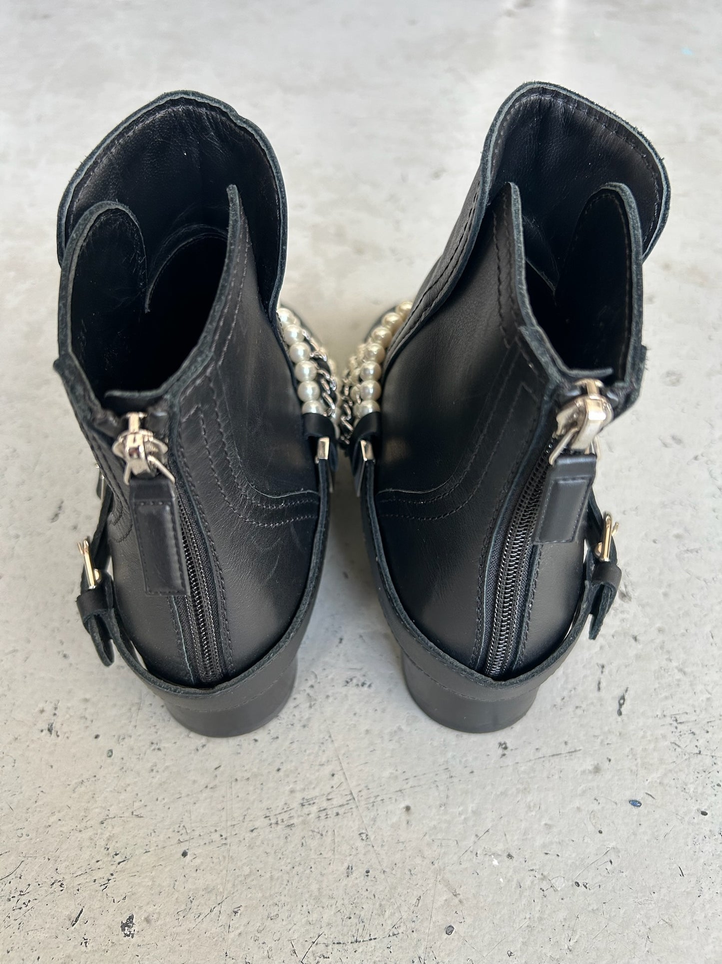 Chanel FW18 Leather Pearl Black Ankle Boots (35)