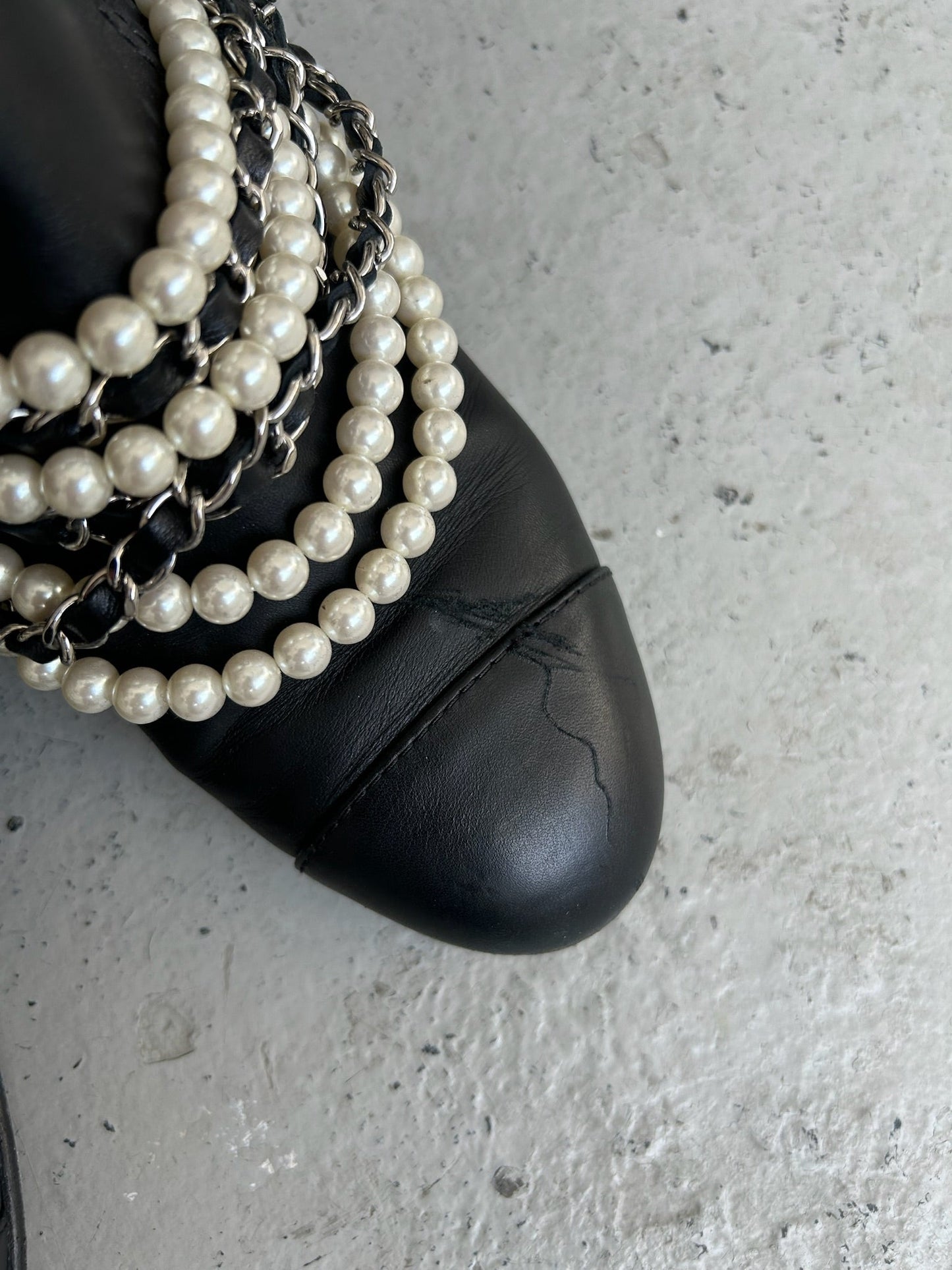 Chanel FW18 Leather Pearl Black Ankle Boots (35)