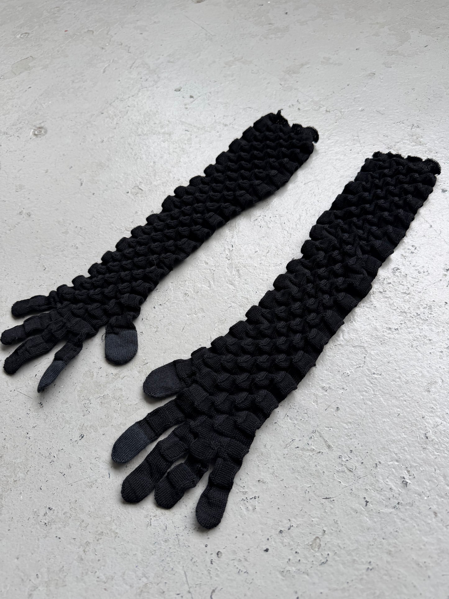 Issey Miyake Pleated Gloves (OS)