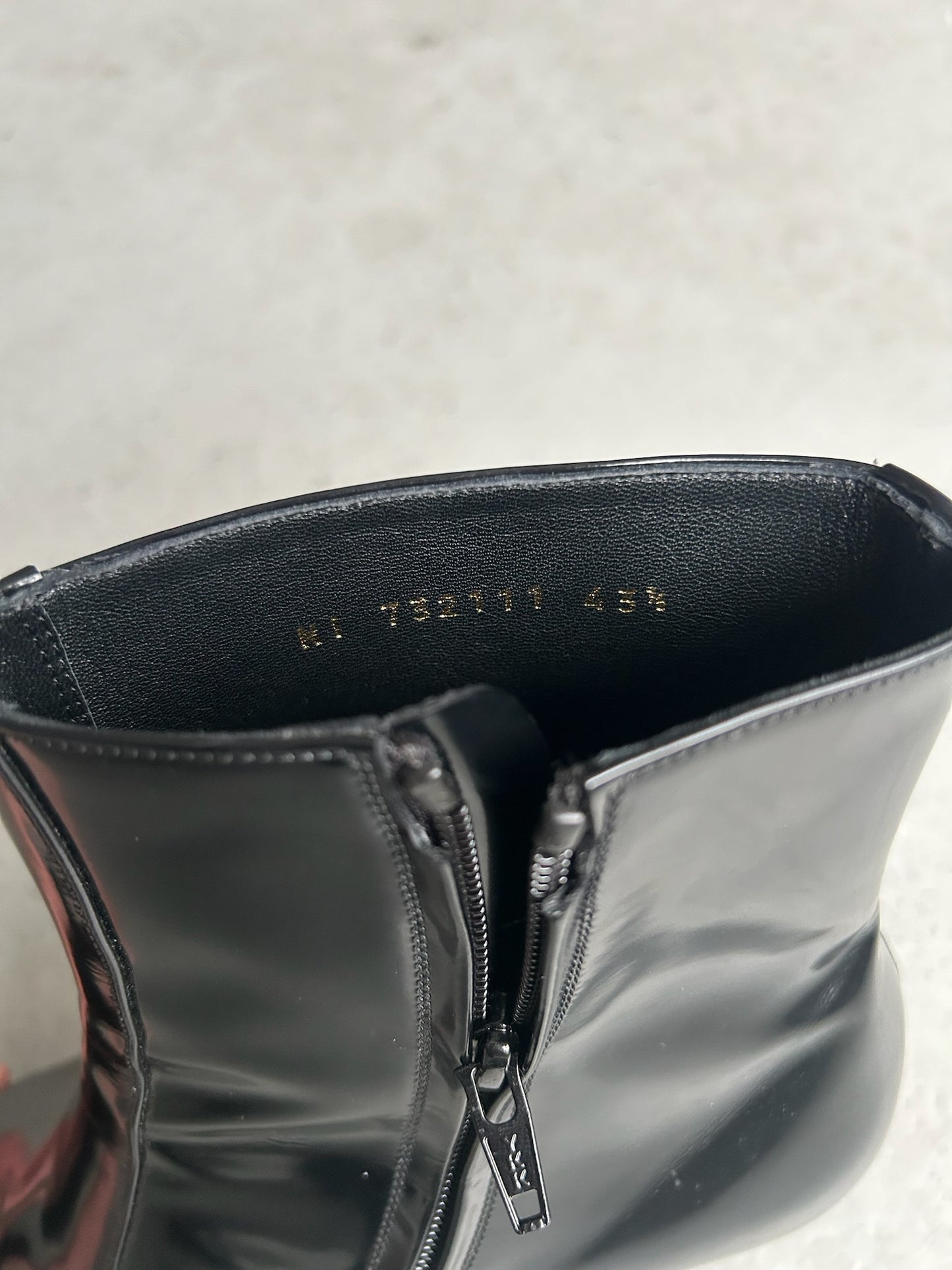 Saint Laurent Paris Patent Leather Vassili (43.5)